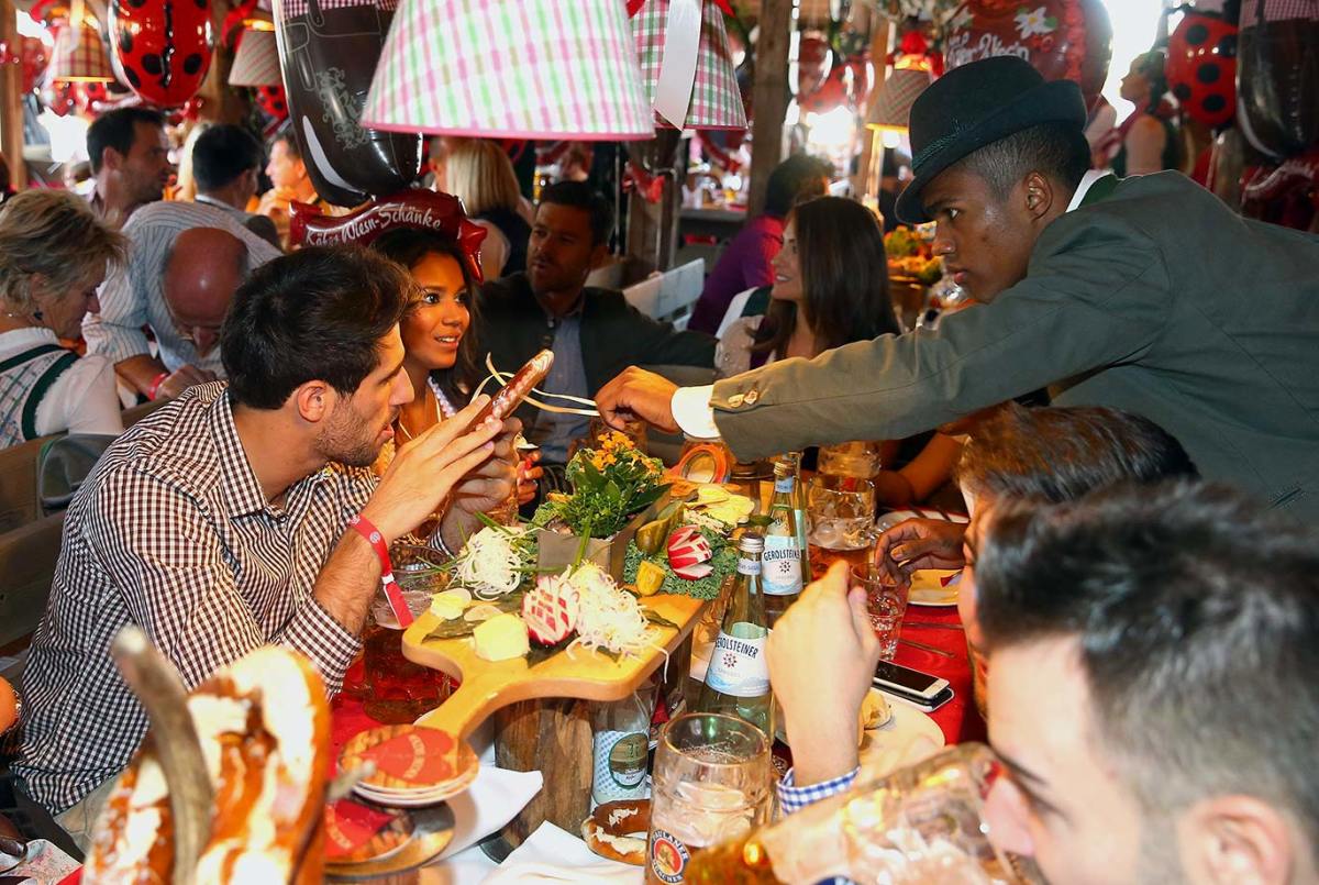 Douglas-Costa-Oktoberfest-490649660.jpg